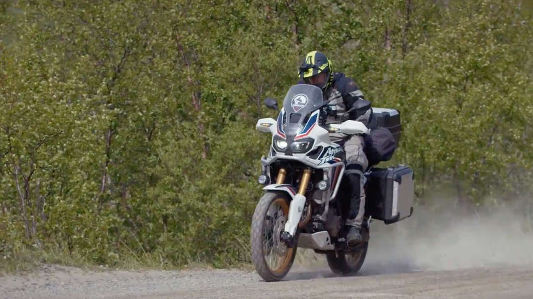 Honda Africa Twin-Fahrer auf der Straße am Nordkap.
