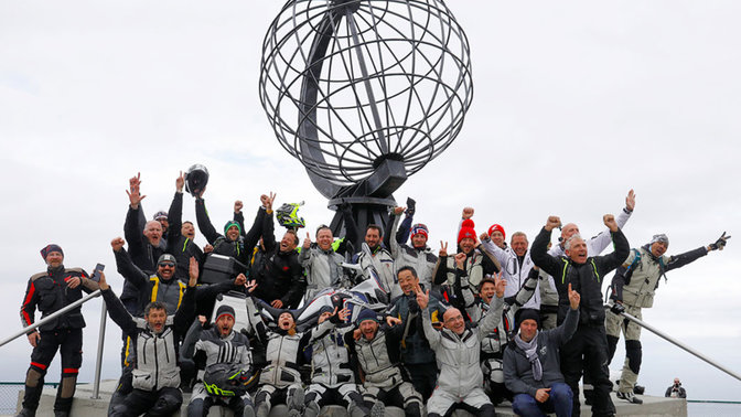 Participantes de la aventura Honda Adventure Roads celebrando juntos.