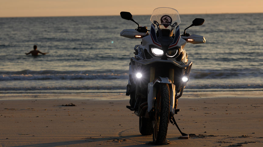 Honda Africa Twin durante la guida attraverso Nordkapp.