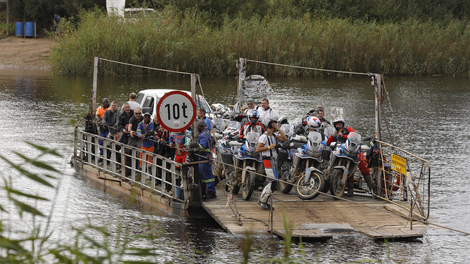 A folyón motorokat átszállító hajó.