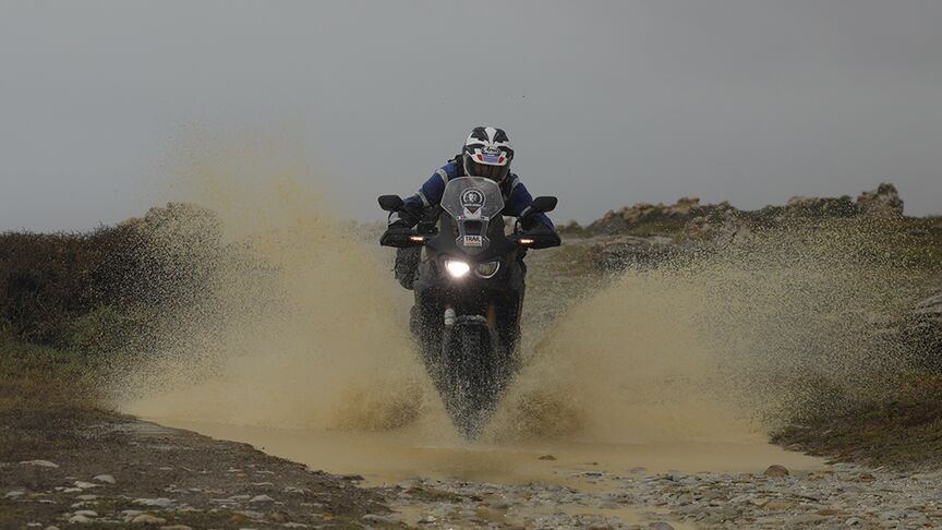 Motard traversant les terrains difficiles d'Afrique du Sud.