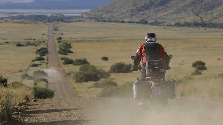 Vue arrière du trail Honda Africa Twin en situation.