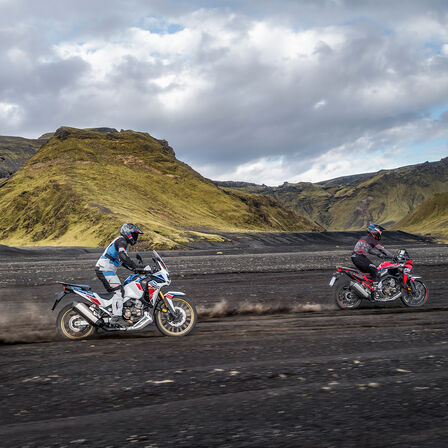 Due piloti su moto Honda Africa Twins in fuoristrada.
