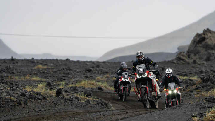 Vista posteriore della Honda Africa Twin sul luogo.
