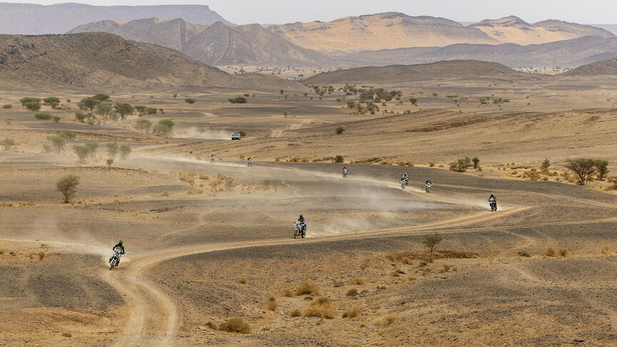 Paisaje de Marruecos con pilotos del Honda Adventure Road.